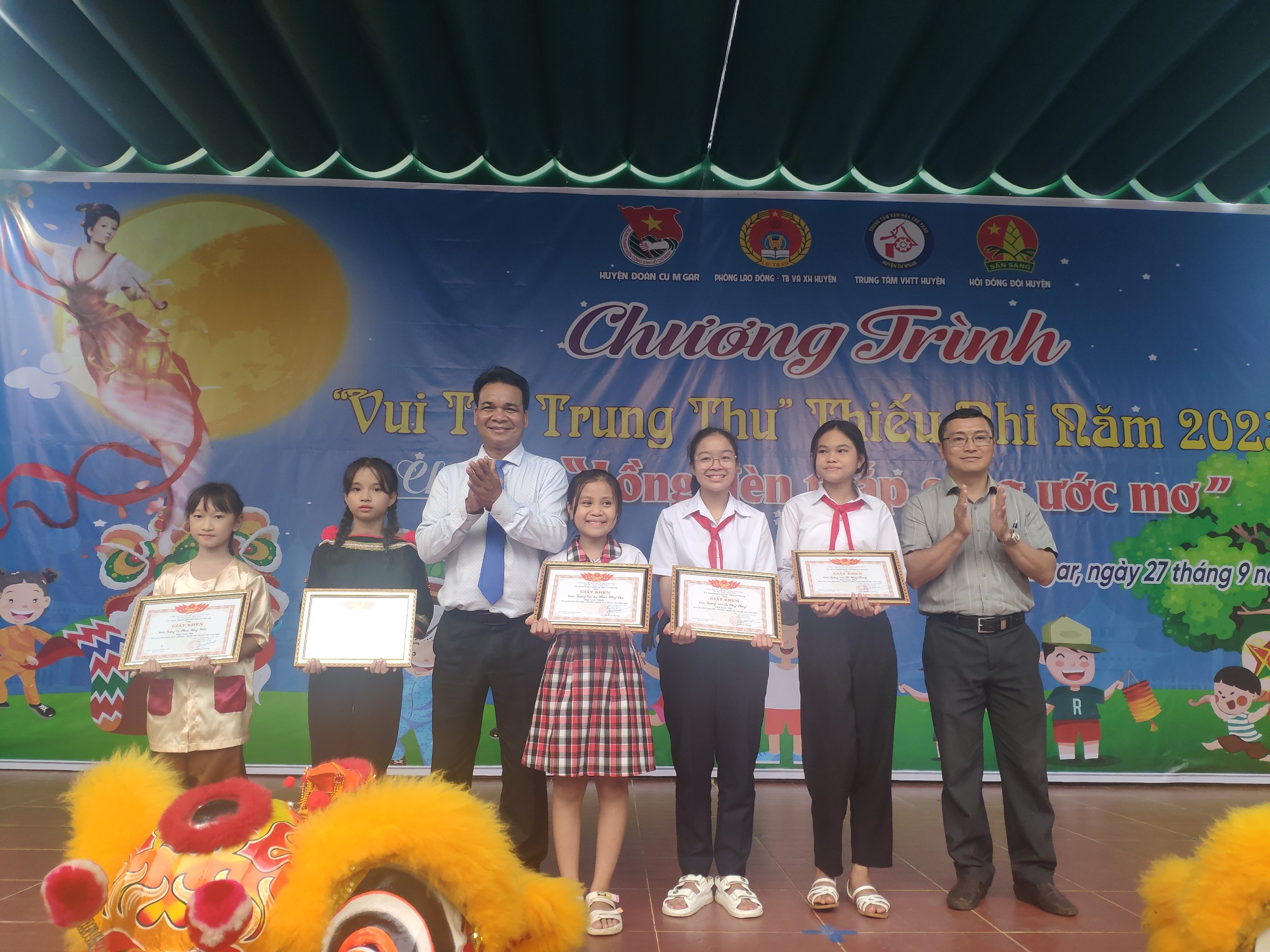 Phòng Lao động TB-XH, Trung tâm VHTT và Huyện đoàn Cư M’gar  phối hợp tổ chức chương trình “Vui tết trung thu” cho thiếu nhi nhân dịp Tết Trung thu năm 2023 tại UBND xã Cư Suê